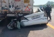 पूर्वांचल एक्सप्रेसवे पर खड़े ट्रेलर में घुसी कार, महिला व बच्चियों समेत पांच की दर्दनाक मौत सड़क हादसा