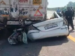 पूर्वांचल एक्सप्रेसवे पर खड़े ट्रेलर में घुसी कार, महिला व बच्चियों समेत पांच की दर्दनाक मौत सड़क हादसा