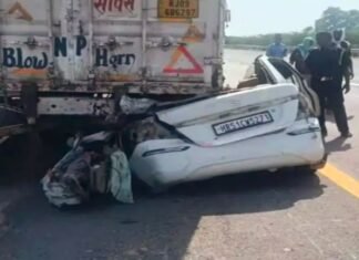 पूर्वांचल एक्सप्रेसवे पर खड़े ट्रेलर में घुसी कार, महिला व बच्चियों समेत पांच की दर्दनाक मौत सड़क हादसा