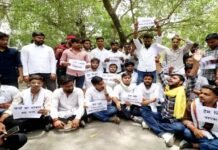 लखनऊ यूनिवर्सिटी में ड्रेस कोड के खिलाफ छात्रों का प्रदर्शन, की जमकर नारेबाजी ड्रेस कोड
