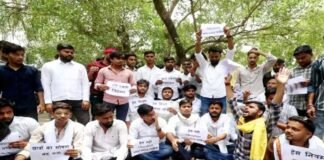 लखनऊ यूनिवर्सिटी में ड्रेस कोड के खिलाफ छात्रों का प्रदर्शन, की जमकर नारेबाजी ड्रेस कोड
