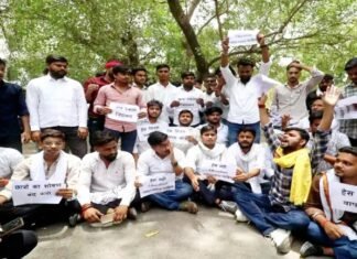 लखनऊ यूनिवर्सिटी में ड्रेस कोड के खिलाफ छात्रों का प्रदर्शन, की जमकर नारेबाजी ड्रेस कोड