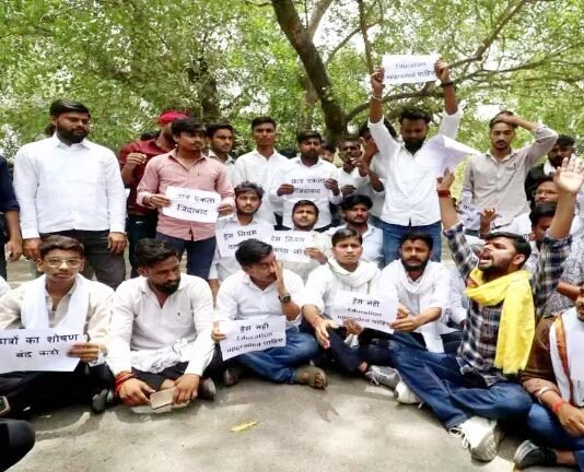 लखनऊ यूनिवर्सिटी में ड्रेस कोड के खिलाफ छात्रों का प्रदर्शन, की जमकर नारेबाजी ड्रेस कोड
