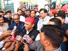 सपा सांसद के बयान का विरोध कर अखिलेश ने कहा, PM के खिलाफ इस भाषा से सहमत नहीं, भाजपा नेताओं को भी घेरा अखिलेश