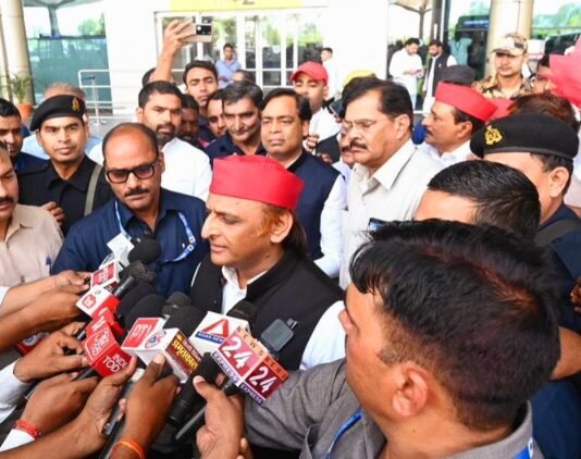 सपा सांसद के बयान का विरोध कर अखिलेश ने कहा, PM के खिलाफ इस भाषा से सहमत नहीं, भाजपा नेताओं को भी घेरा अखिलेश