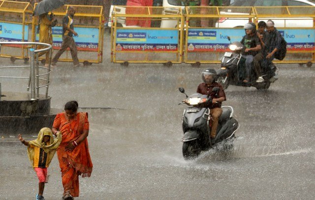 लखनऊ में बारिश लखनऊ में बारिश