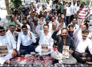 लखनऊ में ज्वेलर्स ने किया नरेंद्र मोदी की अपील का विरोध, बंद की सर्राफा मार्केट, दिया धरना