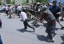 लाठीचार्ज करती पुलिस