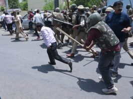 लाठीचार्ज करती पुलिस