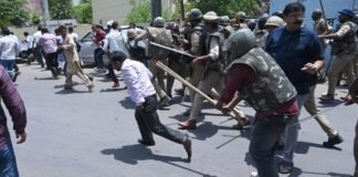 पुराने हाईकोर्ट के पास कब्जा हटाने पर हंगामा, वकीलों पर पुलिस ने किया लाठीचार्ज लाठीचार्ज करती पुलिस