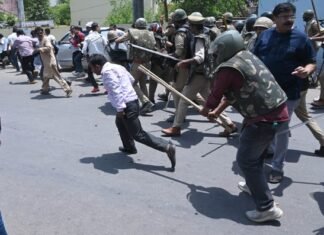 लाठीचार्ज करती पुलिस