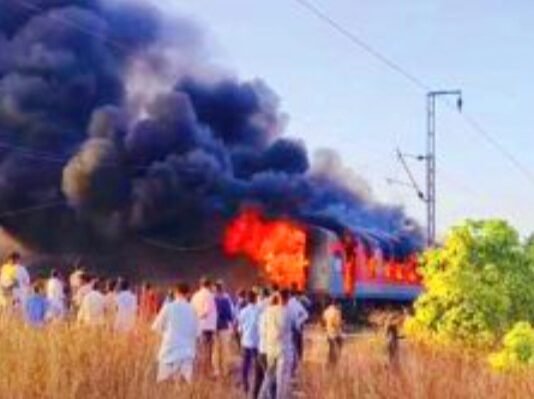 दिल्ली जा रही राजधानी एक्सप्रेस बनीं बर्निंग ट्रेन, यात्रियों में मचा हड़कंप ट्रेन में आग
