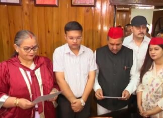 हाई कोर्ट की सख्ती से बैकफुट पर आईं मेयर सुषमा, सपा पार्षद को दिलाई शपथ सपा पार्षद