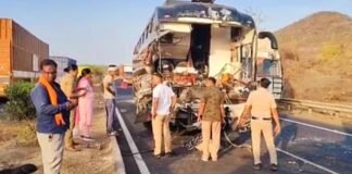 मुंबई-आगरा हाईवे पर दर्दनाक हादसा, कई वाहन आपस में भिड़े, टोल कर्मचारी समेत छह लोगों की मौत मुंबई-आगरा हाईवे
