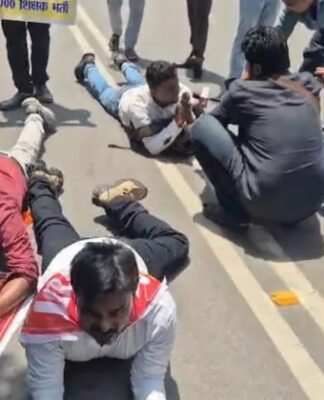 भीषण गर्मी में सड़क पर रेंगते 69 हजार भर्ती के आरक्षित वर्ग के अभ्यर्थियों का प्रदर्शन, कहा हम सरकार की नजर में कीड़े-मकौड़े 69 हजार
