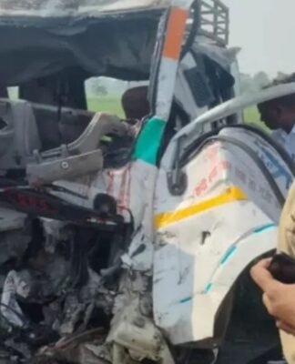 लखीमपुर खीरी में भीषण हादसा, यात्रियों से भरी मैजिक की ट्रक से टक्कर, दस की मौत, चार घायल सड़क हादसा