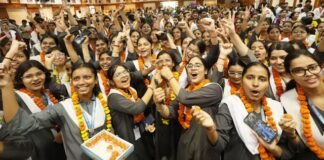 आरएलबी की छात्राएं