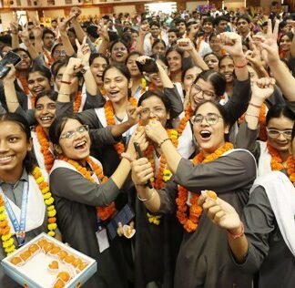 आरएलबी की छात्राएं