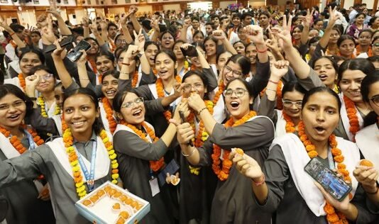 CBSE ने जारी किया 12वीं का रिजल्ट, लखनऊ में सफल हुए 82.1 प्रतिशत विद्यार्थी आरएलबी की छात्राएं