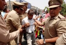 NEET पेपर लीक-महंगाई के खिलाफ सपा का प्रदर्शन, पुलिस से धक्का-मुक्की सपा का प्रदर्शन