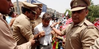 NEET पेपर लीक-महंगाई के खिलाफ सपा का प्रदर्शन, पुलिस से धक्का-मुक्की सपा का प्रदर्शन