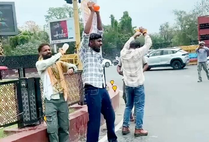 आत्मदाह की कोशिश