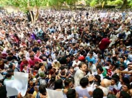 अभिजीत के नेतृत्व में काॅकरोच जनता पार्टी का प्रदर्शन, जंतर-मंतर पर उमड़ा छात्रों का सैलाब, शिक्षा मंत्री के इस्तीफे की मांग कॉकरोच जनता पार्टी