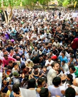 अभिजीत के नेतृत्व में काॅकरोच जनता पार्टी का प्रदर्शन, जंतर-मंतर पर उमड़ा छात्रों का सैलाब, शिक्षा मंत्री के इस्तीफे की मांग कॉकरोच जनता पार्टी