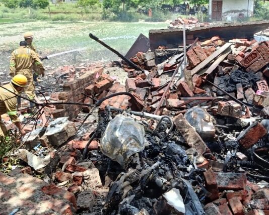तेज धमाके से उड़ी नगराम की पटाखा फैक्ट्री, युवती की दर्दनाक मौत, युवक की हालत गंभीर पटाखा फैक्ट्री
