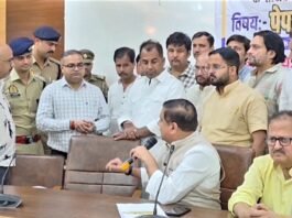 पेपर लीक पर छात्रों से संवाद कर रहे सांसद संजय सिंह को अधिकारियों ने रोका, हुई तीखी बहस सर्किट हाउस