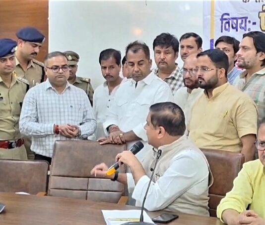 प्रयागराज सर्किट हाउस में ADM व AAP सांसद संजय सिंह के बीच तीखी नोकझोंक सर्किट हाउस