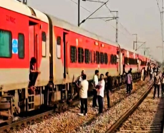 आग की अफवाह पर ट्रेन से कूदे पैसेंजर, पातालकोट एक्सप्रेस की चपेट में आने से छह यात्रियों की मौत, कई घायल दर्दनाक हादसा
