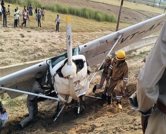 यूपी में हाईवे के पास क्रैश हुआ एयरक्राफ्ट, महिला पायलट घायल, हालत गंभीर एयरक्राफ्ट क्रैश