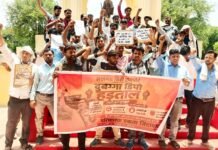 प्राइवेट कंपनी को काम देने के विरोध में संविदा बस ड्राइवर-कंडक्टर ने किया विधानसभा के पास प्रदर्शन प्रदर्शन