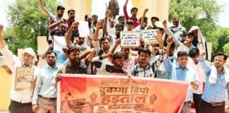 प्राइवेट कंपनी को काम देने के विरोध में संविदा बस ड्राइवर-कंडक्टर ने किया विधानसभा के पास प्रदर्शन प्रदर्शन