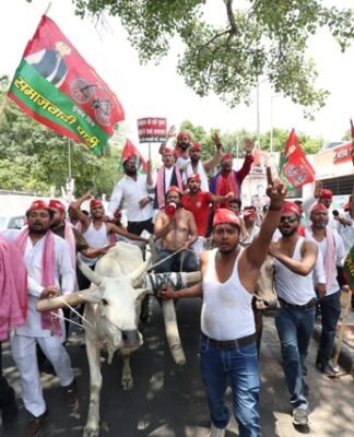 महंगाई, पेपर लीक व फर्जी एनकाउंटर के खिलाफ सपाईयों ने निकाला बैलगाड़ी मार्च, सीएम योगी की कार्यप्रणाली पर उठाया सवाल बैलगाड़ी मार्च