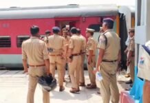 ट्रेन में बम की सूचना से ऐशबाग रेलवे स्टेशन पर मचा हड़कंप, सीट नहीं मिलने पर अफवाह उड़ाने वाला युवक गिरफ्तार ट्रेन में बम