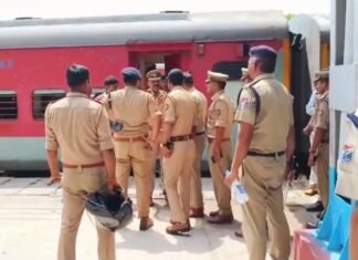 ट्रेन में बम की सूचना से ऐशबाग रेलवे स्टेशन पर मचा हड़कंप, सीट नहीं मिलने पर अफवाह उड़ाने वाला युवक गिरफ्तार ट्रेन में बम