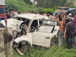 पुलिया से टकराई तेज रफ्तार कार, चालक सिपाही समेत लिफ्ट लेने वाले दो लोगों की भी मौत, दो युवक घायल तेज रफ्तार कार