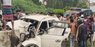लखनऊ-प्रयागराज हाईवे पर पुलिया से टकराई तेज रफ्तार कार, सिपाही समेत तीन की मौत, दो घायल तेज रफ्तार कार