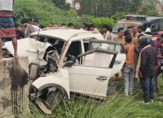 पुलिया से टकराई तेज रफ्तार कार, चालक सिपाही समेत लिफ्ट लेने वाले दो लोगों की भी मौत, दो युवक घायल तेज रफ्तार कार