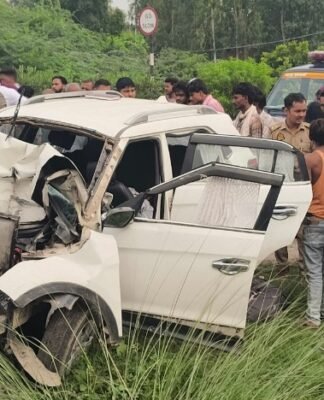 लखनऊ-प्रयागराज हाईवे पर पुलिया से टकराई तेज रफ्तार कार, सिपाही समेत तीन की मौत, दो घायल तेज रफ्तार कार