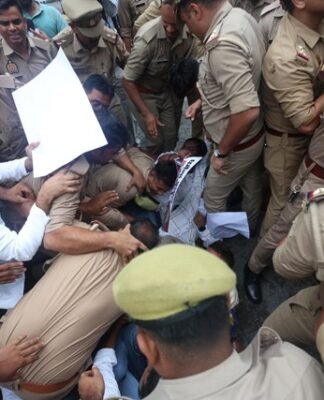 लखनऊ में ‘CJP’ के समर्थन में सड़क पर उतरे छात्र, प्रदर्शन में पुलिस से नोकझोक प्रदर्शन