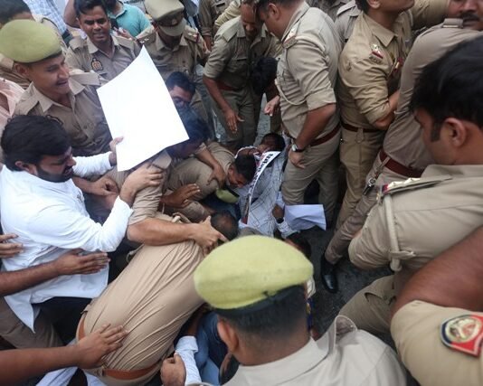 लखनऊ में ‘CJP’ के समर्थन में सड़क पर उतरे छात्र, प्रदर्शन में पुलिस से नोकझोक प्रदर्शन