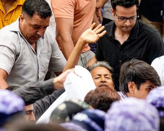 जंतर-मंतर से जबरन सोनम वांगचुक को हॉस्पिटल ले गई पुलिस, पत्नी गीतांजलि ने दी चेतावनी सोनम वांगचुक