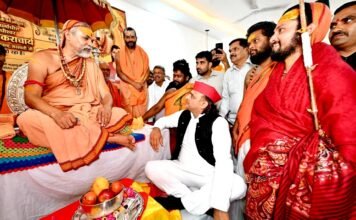 शंकराचार्य से मुलाकात कर बोले अखिलेश, धर्म को अधर्मियों के चंगुल से मुक्त कराने पर हुई चर्चा अखिलेश यादव