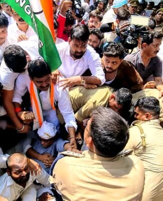 राहुल गांधी व प्रियंका की हिरासत के विरोध में लखनऊ में कांग्रेस का प्रदर्शन यूपी कांग्रेस