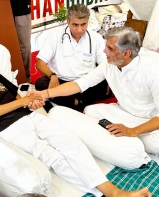सोनम वांगचुक से मिल पवन खेड़ा की अपील, ‘जान जोखिम में न डालें, ये सरकार नहीं सुनती लोकतांत्रिक विरोध’ पवन खेड़ा