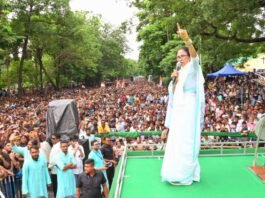 शहीद दिवस के मंच से बोलीं ममता, असली तृणमूल कांग्रेस हम, साइन बोर्ड लगाने से कोई नहीं होता असली ममता बनर्जी
