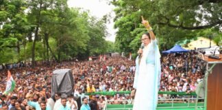 शहीद दिवस के मंच से बोलीं ममता, असली तृणमूल कांग्रेस हम, साइन बोर्ड लगाने से कोई नहीं होता असली ममता बनर्जी